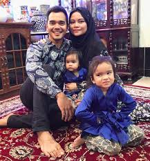Lelaki seperti aku minus one — alif satar. Alif Satar Hanya Mampu Hadiahkan Set Pinggan Mangkuk Kepada Isteri