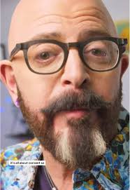 Have you noticed that your cat has a swingy primordial pouch? #primord...