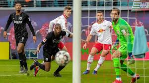 Ob das spiel eigentlich schon 10 sekunden vorher hätte abgepfiffen werden müssen, ist uns eigentlich. Rb Leipzig Gegen Eintracht Frankfurt Heimpremiere Knappe Duelle Volles Haus Sportbuzzer De