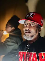 Notorious prisoner Charles Bronson has been filmed singing at a pub karaoke  night from his UK prison cell