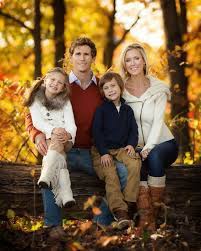 Pin By Jennifer Petersen On Cute Photography Family Picture Poses Fall Family Portraits Family Portrait Poses