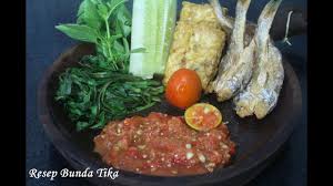 Sambal yang disajikan juga diulek secara dadakan sehingga rasanya dijamin segar dan sesuai selera. Resep Sambel Dadak Mentah Super Praktis Bikin Selera Makan Youtube