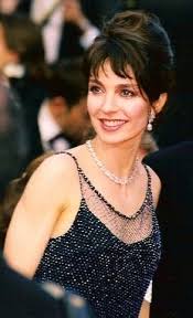 Si elle a tourné dans une quarantaine de films depuis le début de sa carrière, anne parillaud est désormais au théâtre dans la pièce le lauréat, où elle incarne la sulfureuse mrs robinson. Anne Parillaud Wikiwand