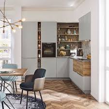Klein Aber Fein Diese Kuche Wird Mit Einigen Planungselementen Zu Einem Echten Hingucker Das Schmale Weinregal Zwischen Kuhlschrank In 2020 Home Decor Home Furniture