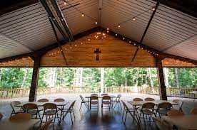 White Oaks Venue In Broken Bow Oklahoma Is The Perfect Setting When You Need A Spot You Can Take Over And Make Your Own For Your Broken Bow Venues Cabin Rooms