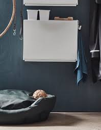Eine Ikea Trones Aufbewahrung In Weiss In Einem Flur Als Station Fur Die Hundesachen Uber Dem Hundebett Schuhregal Regal Aufbewahrung Flur