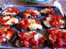 Le melanzane a funghetto sono un contorto campano classico e gustoso a base di melanzane fritte e pomodori ramati, ottime anche per condire la pasta. Melanzane Margherita Di Pensieri E Fornelli
