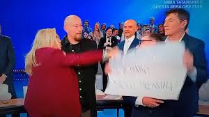 images?q=tbn:ANd9GcRhHKVBnNN4JJBibas2whCznan0tAj2mrPppg&s Il momento di tensione tra Venier e Mammucari in diretta