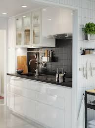 Es gibt nun mal nur bestimmte breiten und tiefen der korpusse also, unsere küche strahlt nach wie vor in reinem weiss. Moderne Kuche In Weiss Mit Grafischen Formen Ikea Deutschland