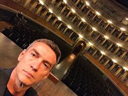 Un teatro vuoto a tua disposizione è sempre una profonda emozione, se poi  il Teatro è il Sociale di Bergamo, la mia città, mi tocca corde ataviche.