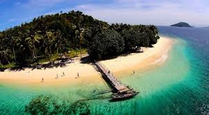 Pulau ini memiliki sebuah mercusuar yang terletak di bagian barat dan tempat berpopulasi seperti dermaga dan masjid terletak di bagian timur, sementara bagian tengahnya adalah hutan tropis. Pulau Pulau Di Sumatera Barat Yang Ternyata Lebih Indah Dari Maldives