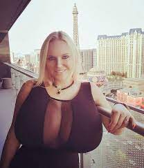 Woman with 'Britain's biggest boobs' says her 32NN cups are so big she  can't drive | Nestia