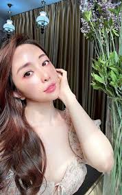 Sao Việt 24h: Quỳnh Nga mặc mát mẻ lộ ngực căng tròn, vợ ông trùm khen  trắng như Bạch Tuyết