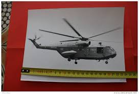 Une soixantaine d'engagés volontaires, tous de parents maghrébins, avaient pris en otage leur officier. Bateaux 12 1979 Archive Militaire Reportage Photographique Photo Porte Avion Foch Mer Manoeuvre Appontage Helicoptere Marine Rrr
