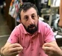 علي بغا يتفرج ف الماتش وجا يتقدا...