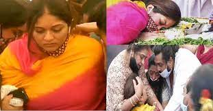 In the pictures and videos of chiranjeevi's funeral that are being shared online. Chiranjeevi Sarja Funeral Wife Meghna Raj Breaks Down As Hundreds Gather To Pay Last Respects