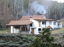 El diseño urbano de zimaltá® armoniza con el terreno natural respetando el el concepto urbanístico de zimaltá® incluye elementos escultóricos que aprovechan materiales que se encuentran en el terreno y que permiten. Pin On Cottages Cabins Cabanas Cabinas