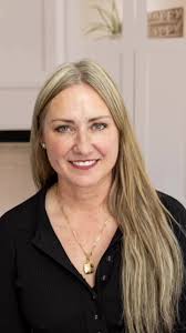 Take a step inside Salvage Sisters in Old Town Mankato with Sara Blaisdell  Stilson: The Zoet Group -True Real Estate! Salvage Sisters is the perfect  stop to finish up your holiday shopping!