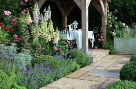 Ein großes holzdeck zum entspannen, klare linien, gleichmäßig bepfanzte beete und eine. Pflegeleichter Garten Rund Ums Jahr Tipps Fur Hobbygartner