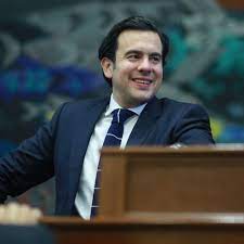 «me sorprendo diciendo breve y escuetamente que lo más importante, por encima de todo, es ser uno mismo. Rodrigo Lara Restrepo S Stream