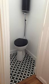 Une Note Chic Dans Les Toilettes Avec Les Carreauxdeciment Yasmine De La Maison Bahya Cuisine Carreaux De Ciment Modele De Cuisine Equipee Salle De Bain
