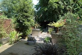 By placing edging around garden beds full of annual flowers and perennials, they'll look more polished and your mulch will stay in place. How To Design A North Facing Shady Garden Houzz Uk