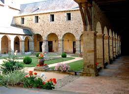 Le monastère de ségriès, où tout est possible ou presque… le monastère dispose de 25 chambres accueillantes, dans un décor sobre et élégant, toutes équipées de salle de bains privative. Monastere De L Immaculee Conception A Craon
