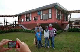 Rather than simply being a bizarre tourist attraction this house, managed to attract. Life Upside Down