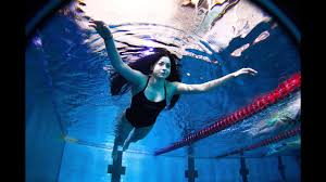 Vor wenigen monaten schwamm sie in der ägäis um ihr leben, jetzt schwimmt sie bei olympia um gold. Yusra Mardini Fasziniert Hollywood Die Schwimmerin Im Fluchtlingsteam Von Rio Youtube