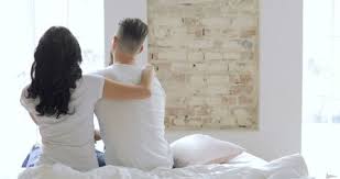 Der schrank steht zwischen (das bett) und (der stuhl). Shutterstock