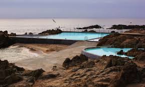 A praia leça de palmeira está no litoral de matosinhos, uma pequena cidade a norte de porto. Piscina Das Mares Leca Da Palmeira Nit