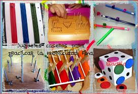 En este espacio, los niños aprenderán a través del juego conceptos matemáticos como el reconocimiento de los números y su asociación con las cantidades, formas geométricas, patrones y secuencias, así como sumas y restas. Juguetes Caseros Para Practicar La Motricidad Fina Imagenes Educativas