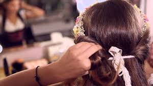 Wenn sie sich schon einmal auf den münchner wiesn umgesehen haben, wird ihnen sicherlich aufgefallen sein, dass viele frauen flechtfrisuren tragen. Romantische Frisur Mit Blumenkranz Dirndl Frisuren Mit Dem Schonen Fraulein Youtube