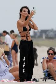 7 июня 1991) — американская модель и актриса. Emily Ratajkowski Takes A Midriff Floss Bikini To The Beach Vogue