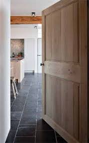 Porte Bois Et Sol En Pierre Bleue Porte Interieur Bois Portes En Chene Maison En Pierre