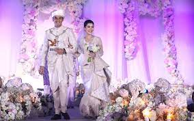 Puan sri datin seri utama zaleha binti ismail & family together with tan sri dato' seri vincent tan chee yioun & puan sri datin seri esther wong yoke lian. Faliq Nasimuddin Chryseis Tan S Epic Wedding Reception Attended By Royalty Boybands Tatler Malaysia