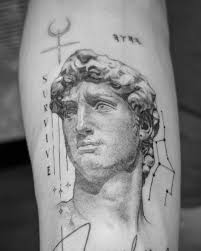 Un clásico reinventado 🔥 El icónico David de Miguel Ángel ahora en una  versión única sobre la piel. Detalles finos, líneas minimalistas y  simbolismo poderoso. ¿Te harías algo similar? Pieza a cargo