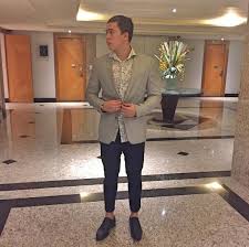 Whindersson nunes trabalhava de garçom e começou a gravar vídeos dos seus pensamentos e postar no youtube. Galas Feios Whindersson Nunes Acaba De Adquirir O Kit Vlogueiro Gala Coque Samurai Tatuagem Musculacao E Roupa De Musico Que Toca Em Banda Tosca Moderninha Tipo Imagine Dragons Facebook