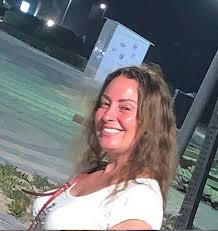 احتفلت النجمة نرمين الفقي، بعيد ميلادها الذى حل مؤخرا، فى حفل بسيط بحضور عدد من أصدقائها والمقربين منها، وشاركتهم الرقص على أنغام الموسيقى. ØµÙˆØ± Ù‡ÙƒØ°Ø§ ØªØ¨Ø¯Ùˆ Ù†Ø±Ù…ÙŠÙ† Ø§Ù„ÙÙ‚ÙŠ Ù…Ù† Ø¯ÙˆÙ† Ù…ÙƒÙŠØ§Ø¬ Ø¯Ù†ÙŠØ§ Ø§Ù„ÙˆØ·Ù†