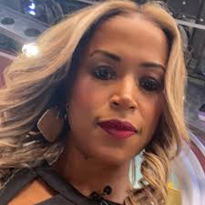 Now, someone please tell me how to pin curl this hair so it can look cute  for our last show 🤷🏽‍♀️🤦🏽‍♀️🤣 . . Hair/microlinks