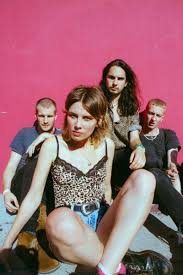 Watch wolf alice's dramatic new video for 'the beach'. Musikblog Wolf Alice Visions Of A Life Alice In Indieland Fotoshooting Cover Punk