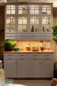 Buffet bas ikea noir : Meubles Cuisine Ikea Vaisselier En Bois Gris Taupe Et Lambris Mural En Bois Assorti Meuble Cuisine Ikea Vaisselier Cuisine Ikea Avis
