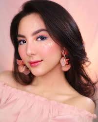 If applicable, further details may be provided. 10 Pesona Devienna Beauty Vlogger Yang Jago Tiru Make Up Idol Korea