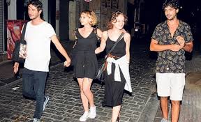 Ölmez kendisi gibi oyuncu olan nişanlısı ece çeşmioğlu ile 2021 yılında evleneceğini açıkladı. Sabahin Ilk Isiklarina Kadar Eglendiler