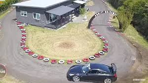 Séjour/salon avec placards ouvrant sur terrasse arrière, cuisine « américaine » aménagée, 2 celliers. Un Neo Zelandais A Construit Une Piste De Course Autour