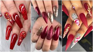 Uñas mate negras combinadas con brillos y piedras. Si Amas Las Unas Rojas Estos Disenos Son Para Ti