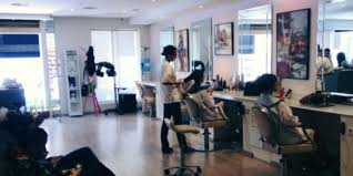 Les salons de coiffure commencent tranquillement à rouvrir leurs portes aux quatre coins évidemment, toutes ces nouvelles procédures engendrent des frais supplémentaires pour les propriétaires de salons de coiffure, qui ne peuvent. Maroc Les Salons De Coiffure Rouvrent Enfin Leurs Portes Mais