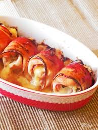 Intindem pulpele de pui si deasupra lor presaram busuioc, rondele de masline si suvite de kaizer. Pulpe De Pui Umplute Dulciuri Fel De Fel