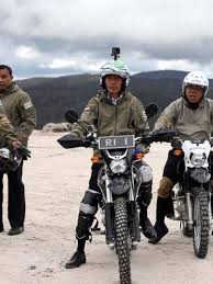 Pria naik is on facebook. Viral Jaket Jokowi Saat Naik Motor Trail Di Papua