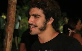 Com visual de Dom Pedro, Caio Castro curte Trancoso